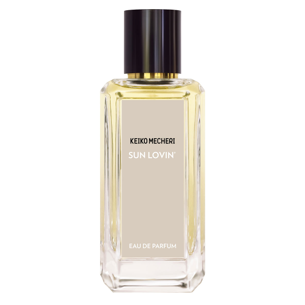Keiko Mecheri - Sun Lovin’ Parfumflakon mit klarem Glas, goldfarbenem Duft und schlichtem, elegantem Label