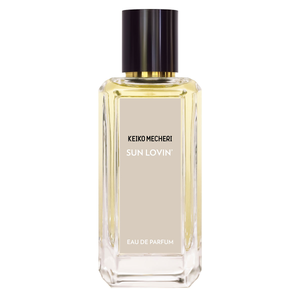 Keiko Mecheri - Sun Lovin’ Parfumflakon mit klarem Glas, goldfarbenem Duft und schlichtem, elegantem Label