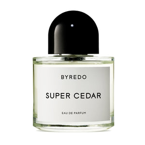 Byredo - Super Cedar klarer Parfumflakon mit weißem Etikett und schwarzem, rundem Verschluss vor weißem Hintergrund
