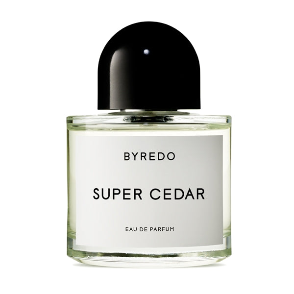 Byredo - Super Cedar klarer Parfumflakon mit weißem Etikett und schwarzem, rundem Verschluss vor weißem Hintergrund