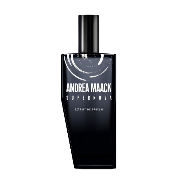 Andrea Maack Parfums - Supernova Flakon in dunklem Design mit minimalistischer weißer Schrift auf weißem Hintergrund