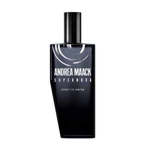 Andrea Maack Parfums - Supernova Flakon in dunklem Design mit minimalistischer weißer Schrift auf weißem Hintergrund