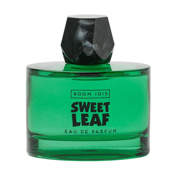 Room 1015 - Sweet Leaf Parfumflakon aus grünem Glas mit facettiertem schwarzem Verschluss vor weißem Hintergrund