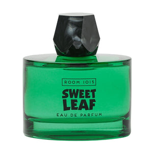 Room 1015 - Sweet Leaf Parfumflakon aus grünem Glas mit facettiertem schwarzem Verschluss vor weißem Hintergrund