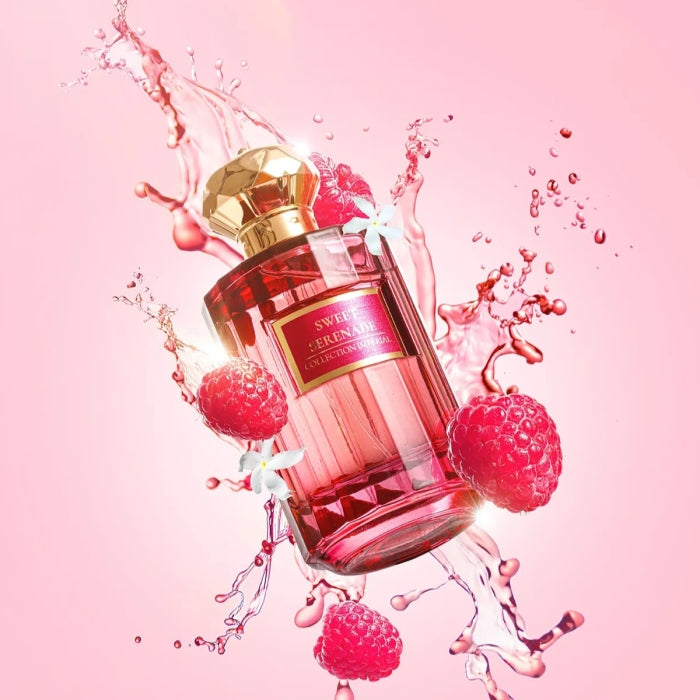 Imperial Parfums - Sweet Serenade Flakon in Pink mit goldfarbenem Verschluss umgeben von Himbeeren und spritzigem Wassereffekt