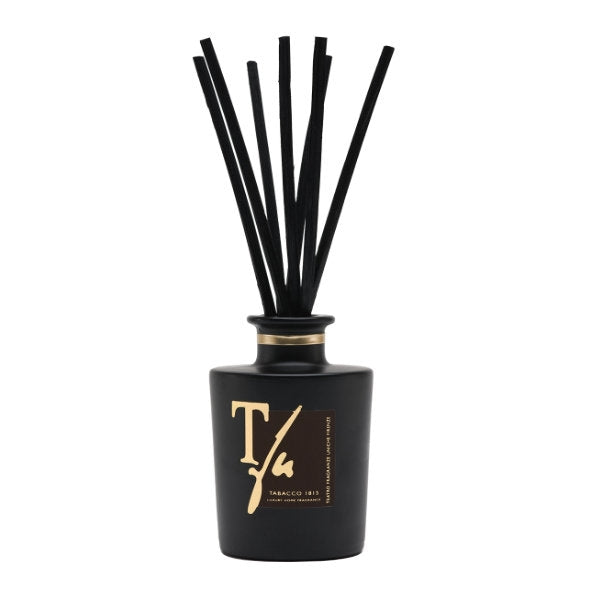 Teatro - Luxury Collection - Tabacco 1815 - Diffusor mit mattschwarzem Flakon und schwarzen Diffusorstäbchen modern inszeniert