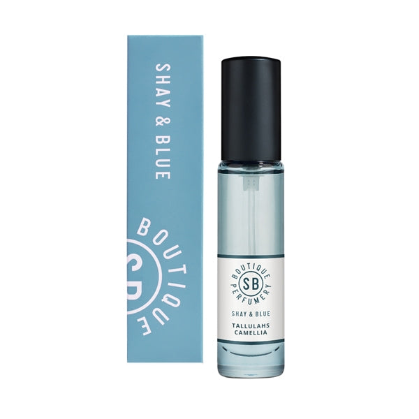 Shay & Blue - Tallulah's Camellia zarter Roll-on Flakon mit schwarzem Verschluss und hellblauer Verpackung