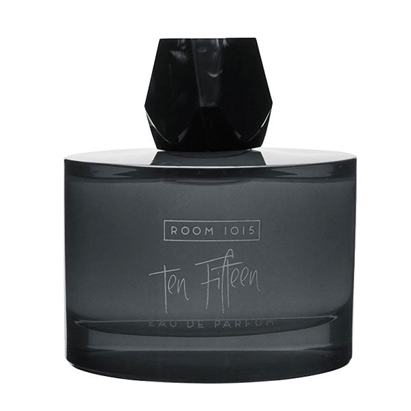 Room 1015 - Ten Fifteen Parfumflakon in dunklem Rauchglas mit facettiertem schwarzem Verschluss vor weißem Hintergrund