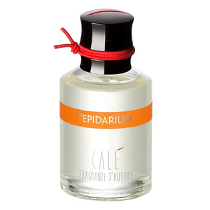 Calé Fragranze d'Autore - Tepidarium klarer Flakon mit orangefarbenem Etikett und rotem Band vor weißem Hintergrund