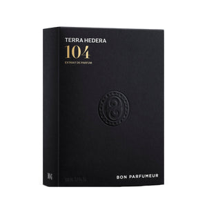 Bon Parfumeur - Les Extraits - 104 Terra Hedera Parfumverpackung in schlichtem Schwarz mit dezenter Prägung des Logos
