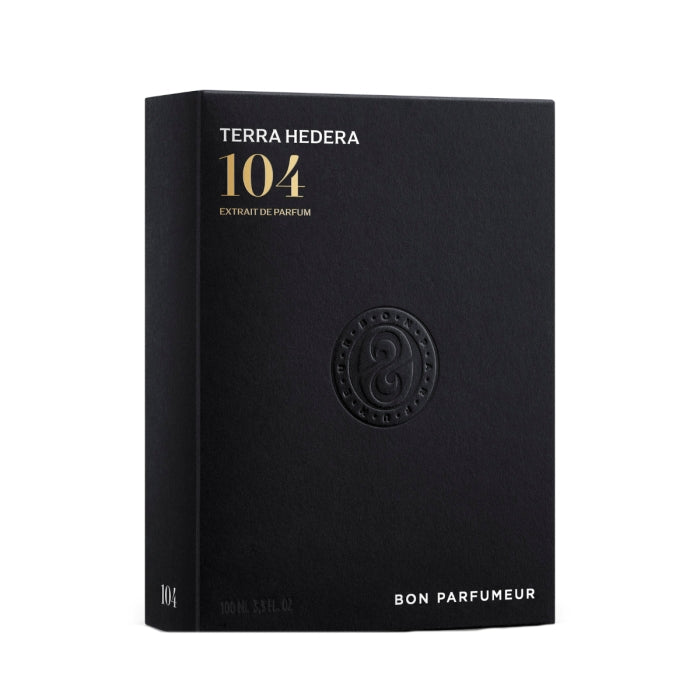 Bon Parfumeur - Les Extraits - 104 Terra Hedera Parfumverpackung in schlichtem Schwarz mit dezenter Prägung des Logos