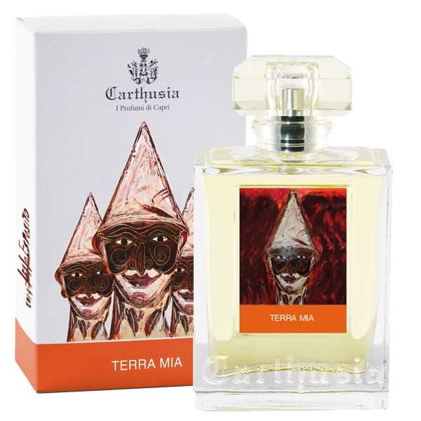 Carthusia - Terra Mia Parfumflakon mit kunstvollem Etikett und klarer Glasverpackung vor weißem Hintergrund