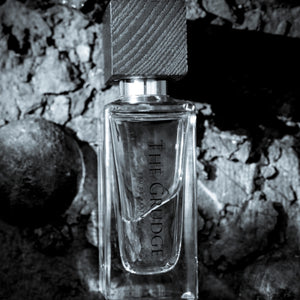 BeauFort London - Force Majeure - The Grudge Parfumflakon mit dunklem Holzverschluss vor raue Oberfläche