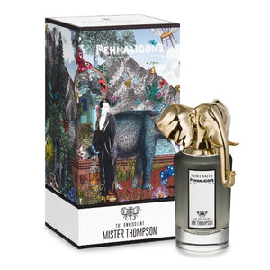 Penhaligon's - Portraits - The Omniscient Mr. Thompson zeigt Flakon mit goldenem Elefantenkopf vor fantasievoller Geschenkbox