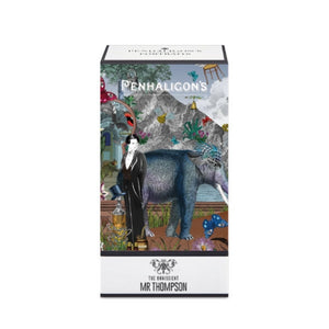 Penhaligon's - Portraits - The Omniscient Mr. Thompson zeigt kunstvolle Verpackung mit Figur und Elefanten vor fantasievollem Hintergrund