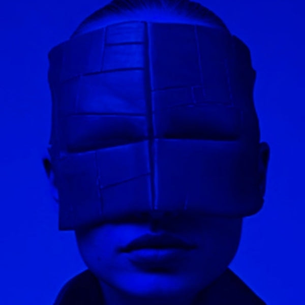 BIBBI Paris - The Other Room künstlerische Nahaufnahme eines Gesichts mit maske im intensiven Blaulicht