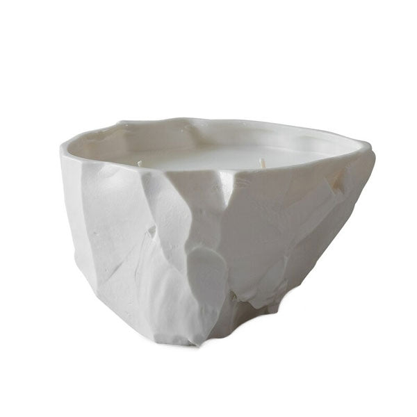 Neandertal - them - Scented Candle in skulpturaler, weißer Keramikform mit unregelmäßiger Oberfläche vor weißem Hintergrund