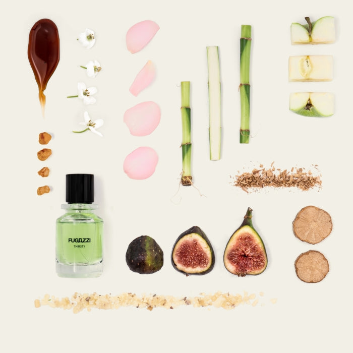 Fugazzi - Thirsty Parfum mit grünem Duft umgeben von Feigen, Äpfeln, Bambus und weiteren natürlichen Inhaltsstoffen vor hellem Hintergrund