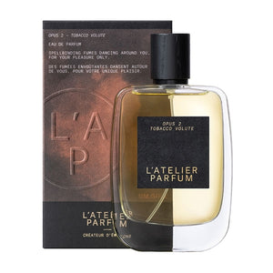 L'Atelier Parfum - Opus 2 - Tobacco Volute Flakon mit schwarzem Etikett und zwei Farbpartien vor schlichtem Hintergrund