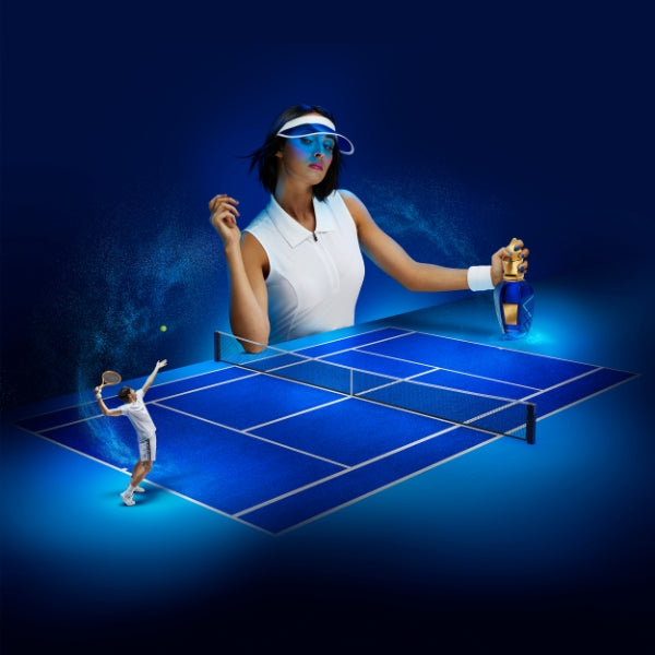 Xerjoff - Join The Club - Torino 23 Darstellung mit Tennisspielerin und blauem Tennisplatz in surrealer Komposition