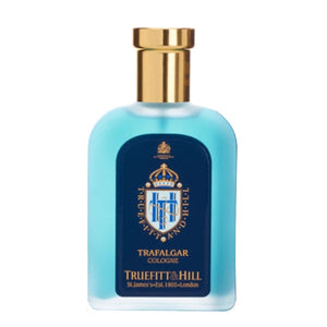 Truefitt & Hill - Trafalgar - Cologne blauer Flakon mit goldenem Verschluss und klassischem Emblem vor weißem Hintergrund
