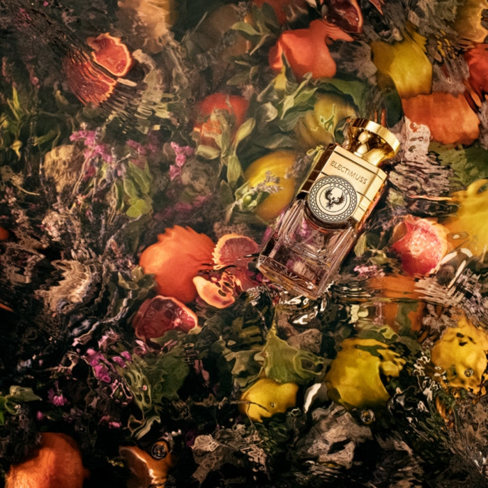 Electimuss - Trajan Parfümflakon mit goldenem Verschluss und facettenreichem Blumen- und Früchtearrangement im Wasser