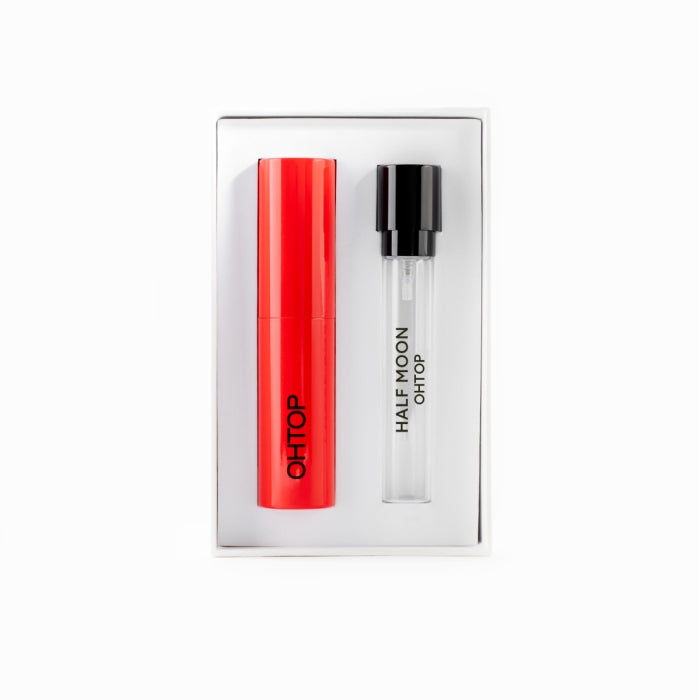 OHTOP - Half Moon Set mit rotem Reisezerstäuber und klarem Nachfüllflakon in minimalistischer weißer Verpackung