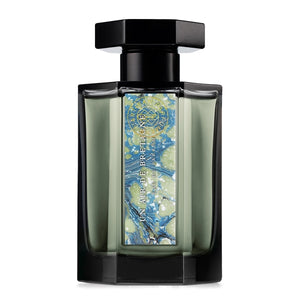 L'Artisan Parfumeur - Les Paysages - Un Air de Bretagne Flakon mit hexagonalem schwarzen Verschluss und maritimem Design vor weißem Hintergrund