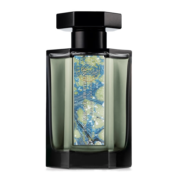L'Artisan Parfumeur - Les Paysages - Un Air de Bretagne Flakon mit hexagonalem schwarzen Verschluss und maritimem Design vor weißem Hintergrund