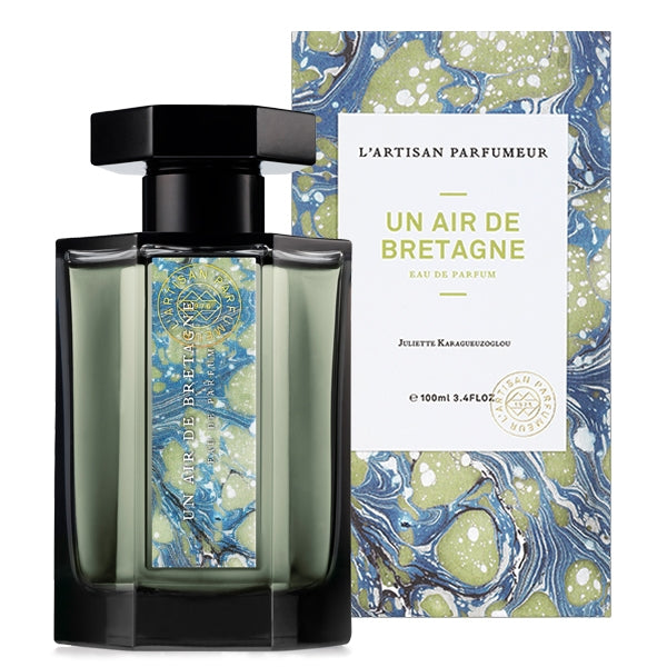 L'Artisan Parfumeur - Les Paysages - Un Air de Bretagne Parfumflakon mit sechseckigem Verschluss vor maritim gemustertem Hintergrund