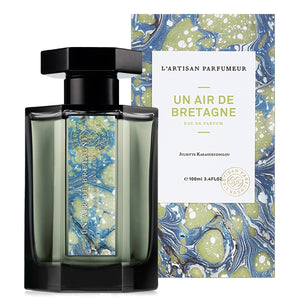 L'Artisan Parfumeur - Les Paysages - Un Air de Bretagne Parfumflakon mit sechseckigem Verschluss vor maritim gemustertem Hintergrund