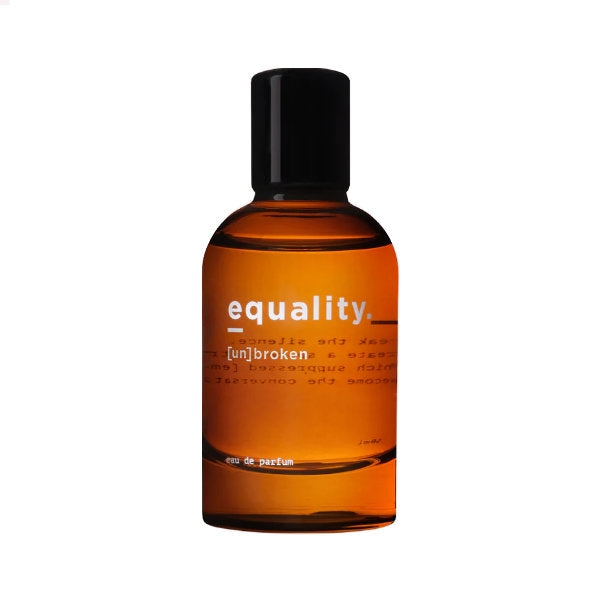 equality. fragrances - [un]broken Parfumflakon in bernsteinfarbenem Glas mit schwarzem Verschluss vor weißem Hintergrund