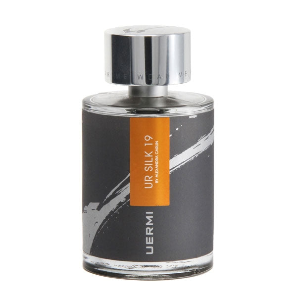 UERMI - UR SILK 19 Parfumflakon mit schwarzem Etikett und silbernem Verschluss vor weißem Hintergrund