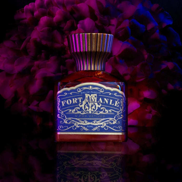 Fort & Manlé - V for Vetiver Flakon mit reich verziertem Etikett vor tiefviolettem Blumenhintergrund