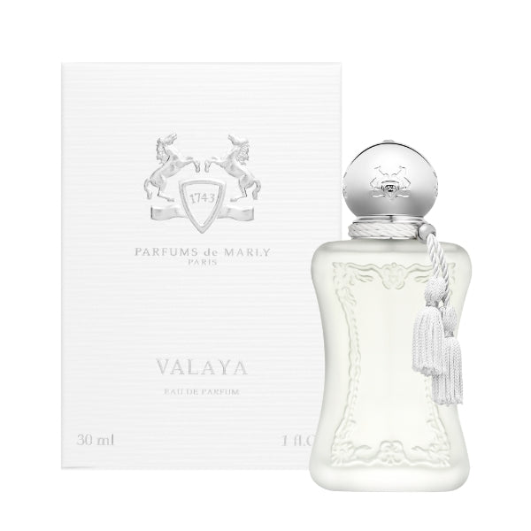 Parfums de Marly - Valaya eleganter weißer Flakon mit silbernem Verschluss und dekorativer Quaste vor hellem Hintergrund