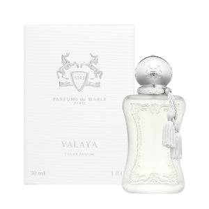 Parfums de Marly - Valaya eleganter weißer Flakon mit silbernem Verschluss und dekorativer Quaste vor hellem Hintergrund