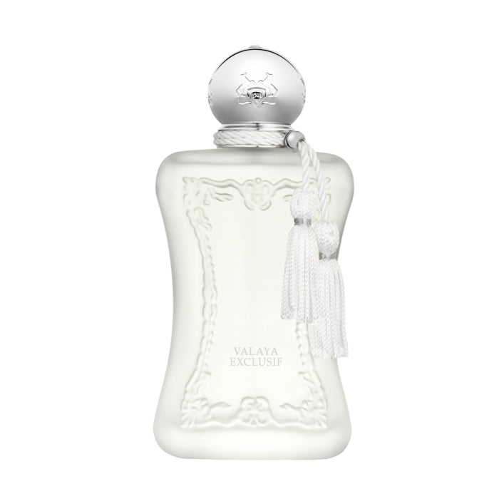 Parfums de Marly - Valaya Exclusif zeigt eleganten, weiß-mattierten Flakon mit verspieltem Quastenanhänger vor weißem Hintergrund