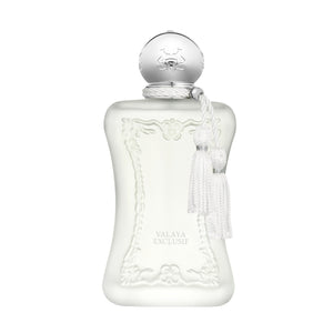 Parfums de Marly - Valaya Exclusif zeigt eleganten, weiß-mattierten Flakon mit verspieltem Quastenanhänger vor weißem Hintergrund