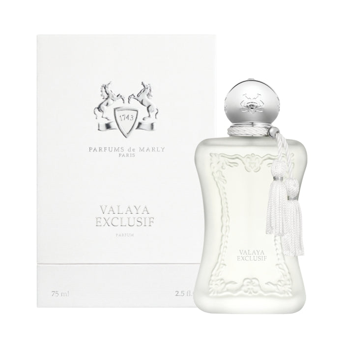 Parfums de Marly - Valaya Exclusif Flakon mit verspieltem Quastenanhänger vor hell glänzender Verpackung in Weiß