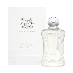 Parfums de Marly - Valaya Exclusif Flakon mit verspieltem Quastenanhänger vor hell glänzender Verpackung in Weiß