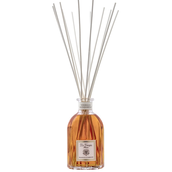 Dr. Vranjes Firenze - Vaniglia Mandarino - Diffusor klarer Glasflakon mit elegantem Design und Duftstäbchen vor weißem Hintergrund