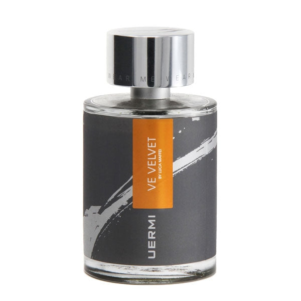 UERMI - VE VELVET Parfumflakon mit minimalistischer grauer Verpackung und silbernem Deckel vor weißem Hintergrund