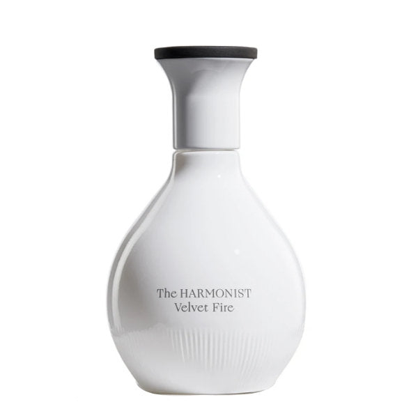 The Harmonist - Velvet Fire Parfumflakon in elegantem weißem Design mit schwarzem Deckel vor weißem Hintergrund