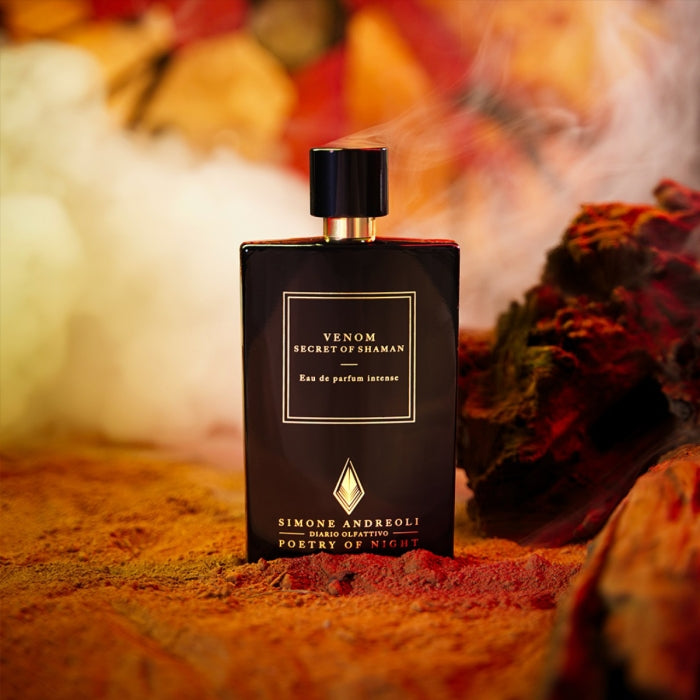 Simone Andreoli - Venom - Secret of Shaman Parfumflakon in schwarzem Design vor mystischem, nebligem Hintergrund