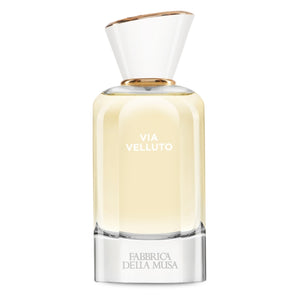Fabbrica della Musa - Via Velluto Parfümflakon mit heller Flüssigkeit und elegantem weiß-goldenem Verschluss auf weißem Hintergrund