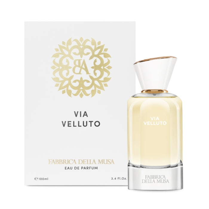Fabbrica della Musa - Via Velluto eleganter Flakon mit hellem Inhalt und weiß-goldenem, konischem Verschluss vor weißer Verpackung