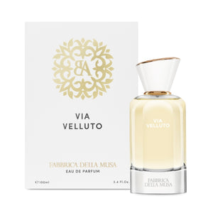 Fabbrica della Musa - Via Velluto eleganter Flakon mit hellem Inhalt und weiß-goldenem, konischem Verschluss vor weißer Verpackung