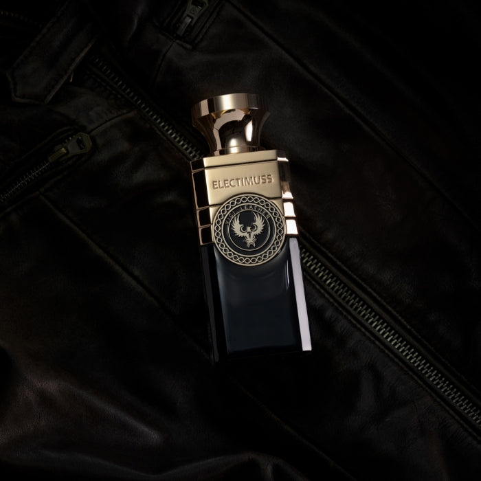 Electimuss - Vici Leather Flakon mit goldfarbenem Verschluss und dunklem Glas auf schwarzem Lederhintergrund