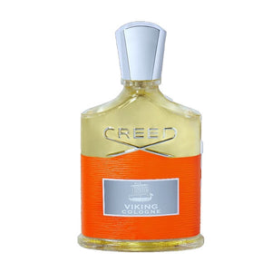Creed - Viking Cologne Parfumflakon mit transparentem Glas, silberner Kappe und orangefarbenem Etikett vor weißem Hintergrund
