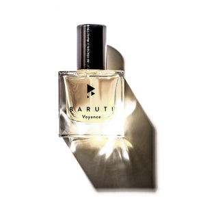 Baruti - Voyance Parfumflakon mit klarem Glas, schwarzem Verschluss und hellem Duftöl vor weißem Hintergrund und Schattenwurf